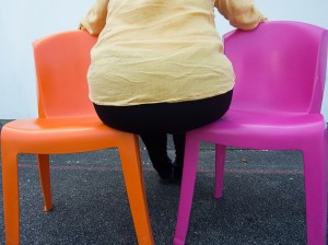 avoir le cul entre deux chaises