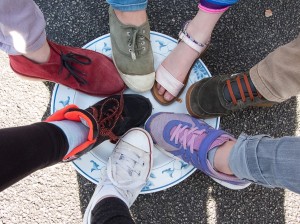 mettre les pieds dans le plat