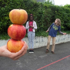 être haut comme trois pommes